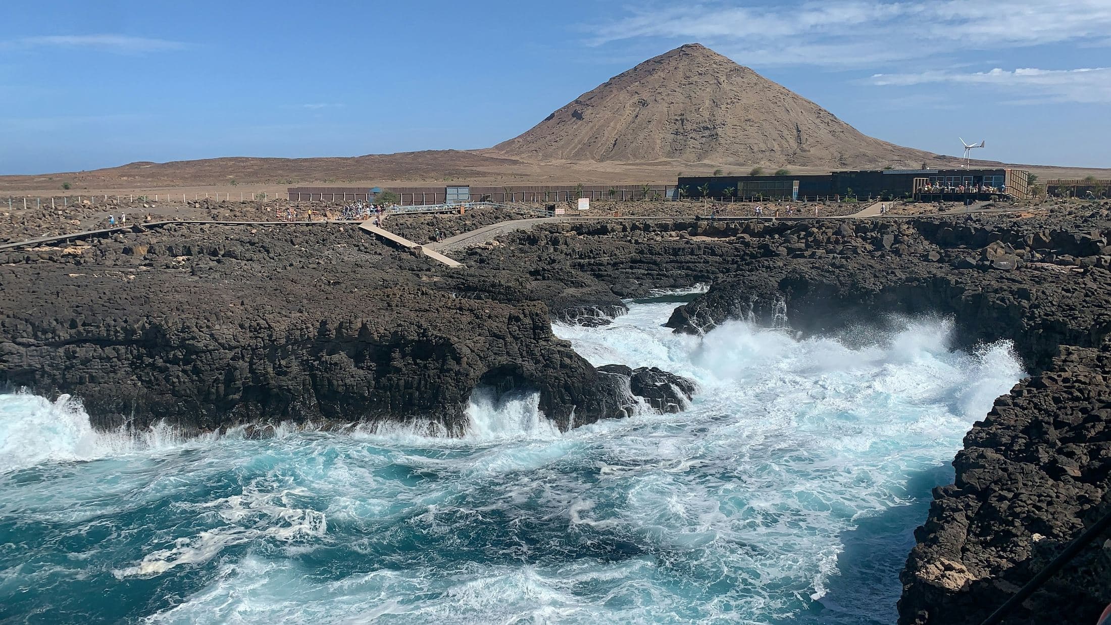 Costa vulcânica da Buracona, na ilha do Sal, Cabo Verde